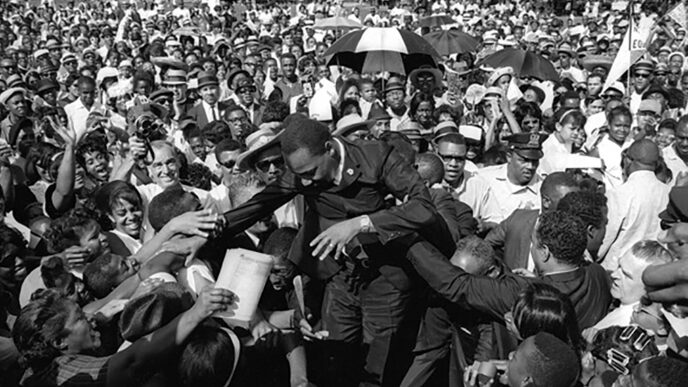 Dr. King amid a crowd in Chicago